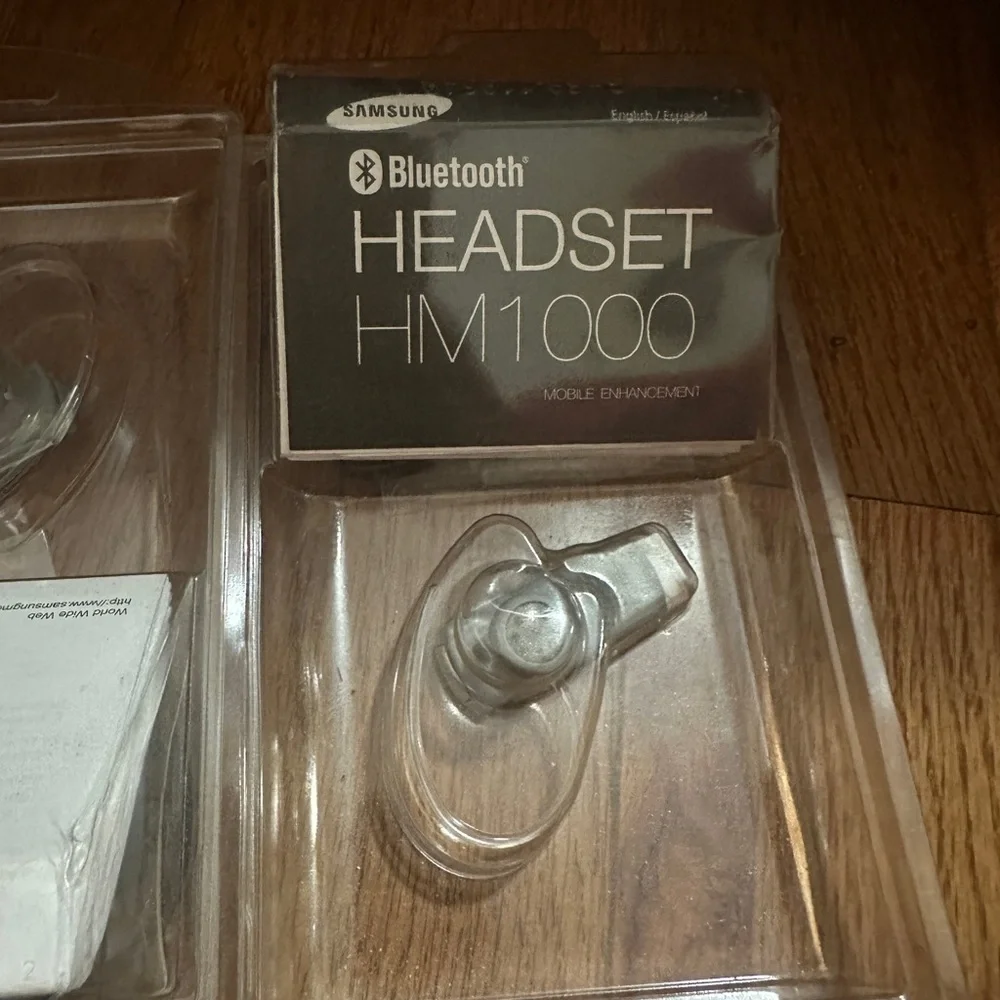 Samsung White Wireless Headset for Seamless Connectivity
